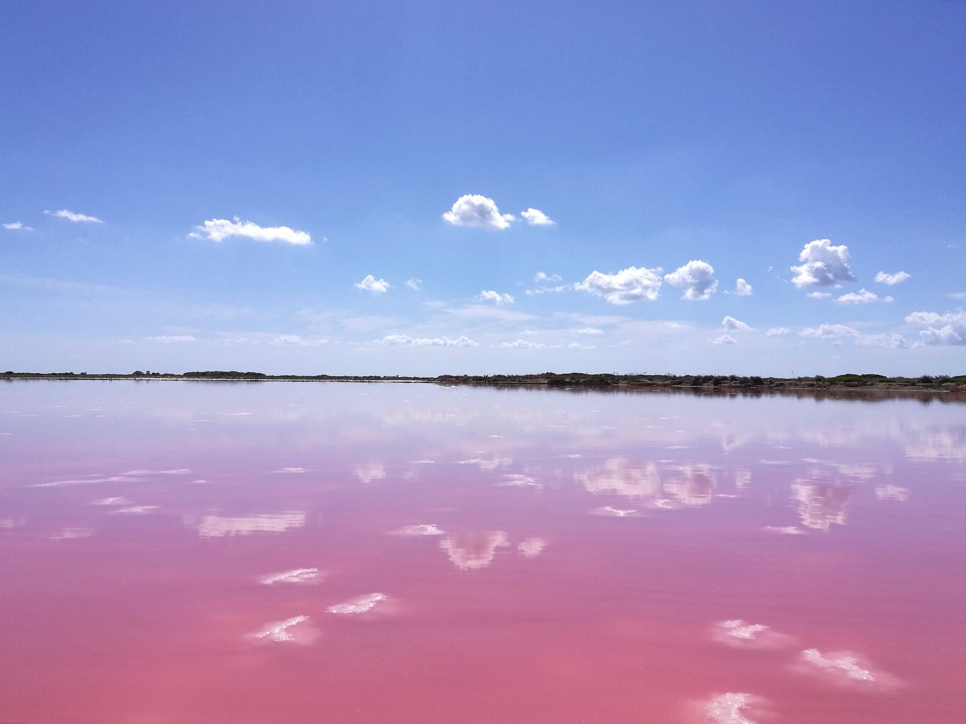 Lac paisible sous le ciel